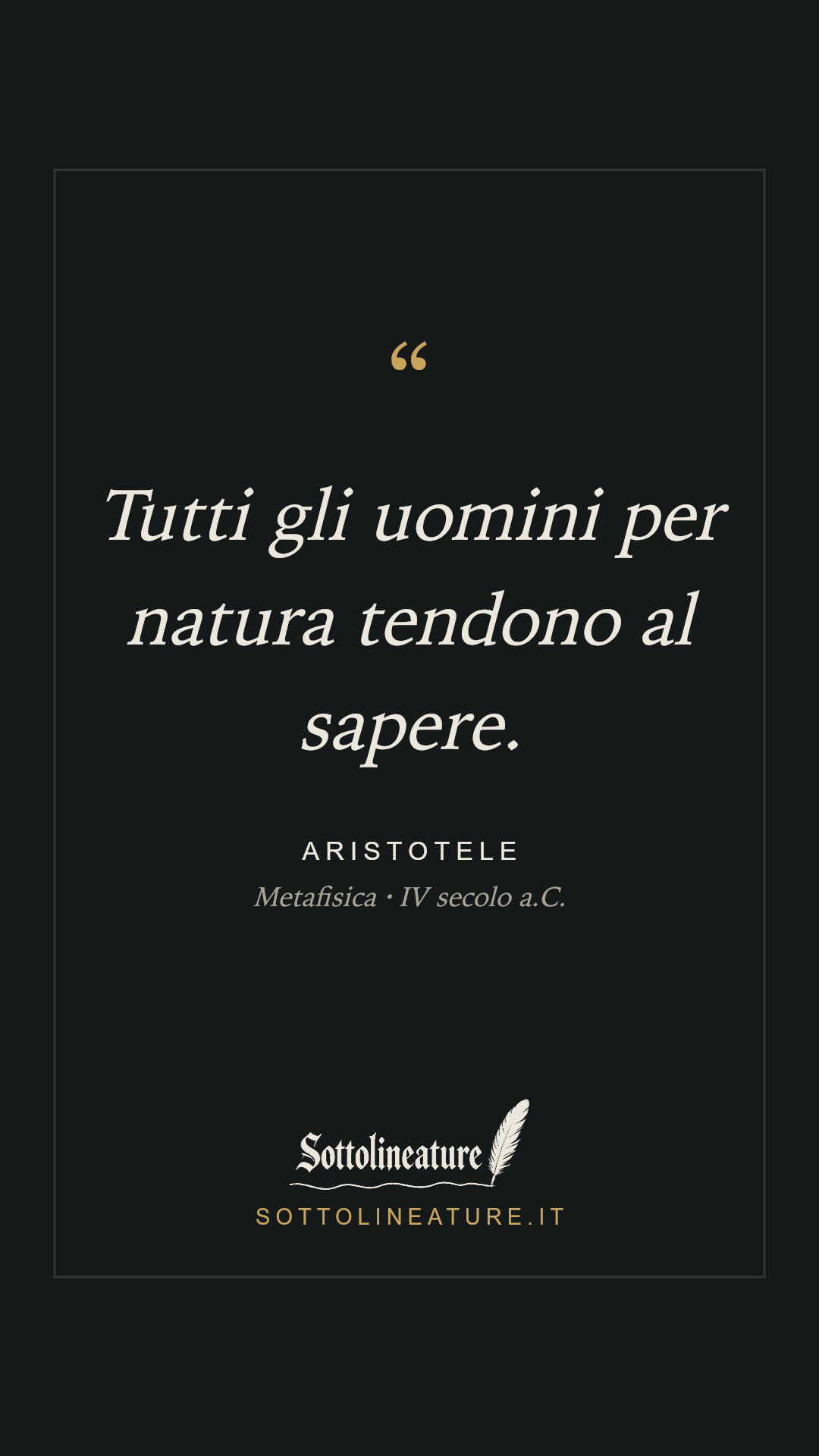 «Tutti gli uomini per natura tendono al sapere.» — Aristotele, Metafisica (IV secolo a.C.). Grafica Sottolineature, versione scura.