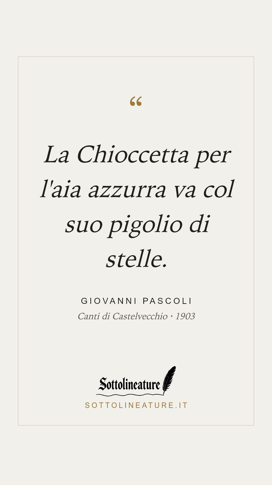 «La Chioccetta per l'aia azzurra va col suo pigolio di stelle.» — Giovanni Pascoli, Canti di Castelvecchio (1903). Grafica Sottolineature, versione chiara.