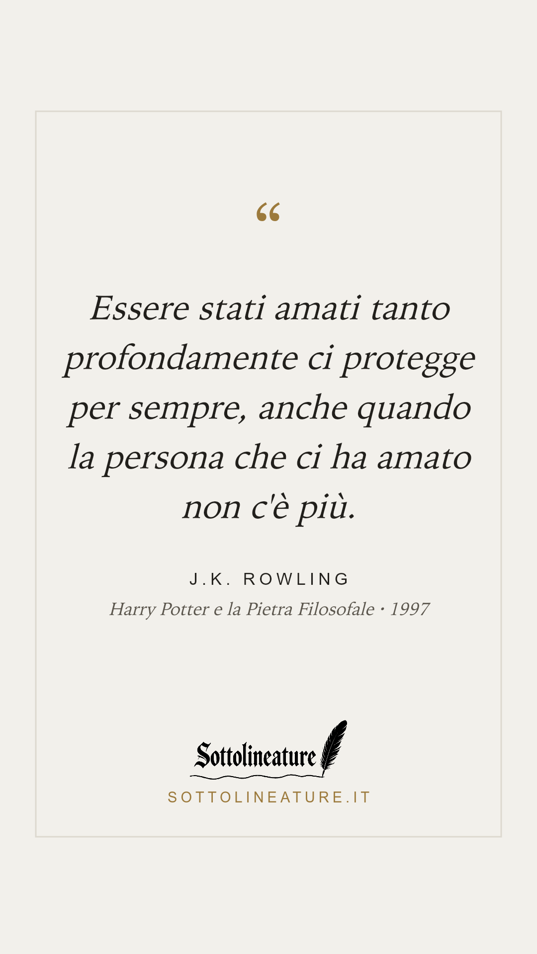 «Essere stati amati tanto profondamente ci protegge per sempre, anche quando la persona che ci ha amato non c'è più.» — J.K. Rowling, Harry Potter e la Pietra Filosofale (1997). Grafica Sottolineature, versione chiara.