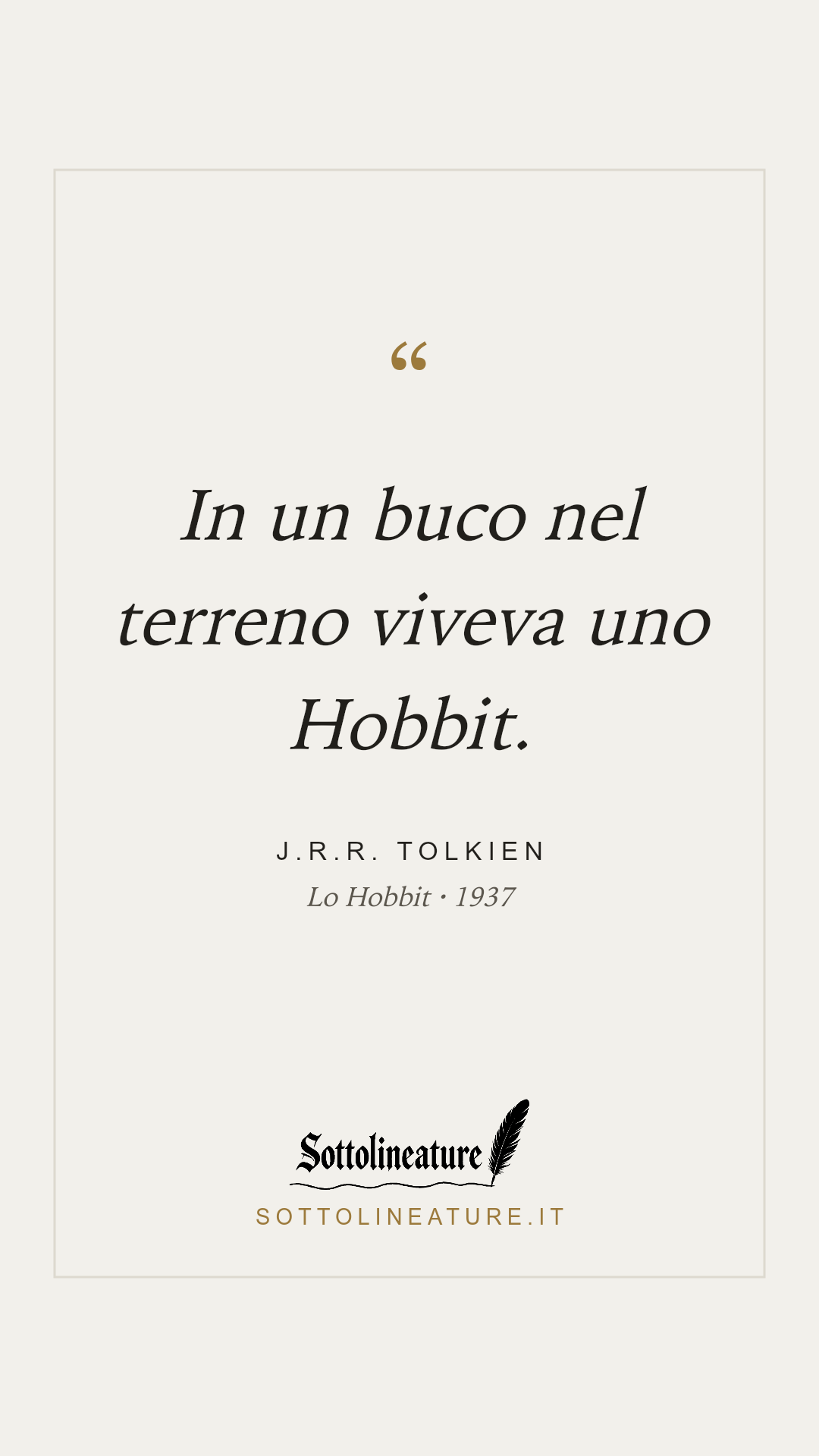 «In un buco nel terreno viveva uno Hobbit.» — J.R.R. Tolkien, Lo Hobbit (1937). Grafica Sottolineature, versione chiara.