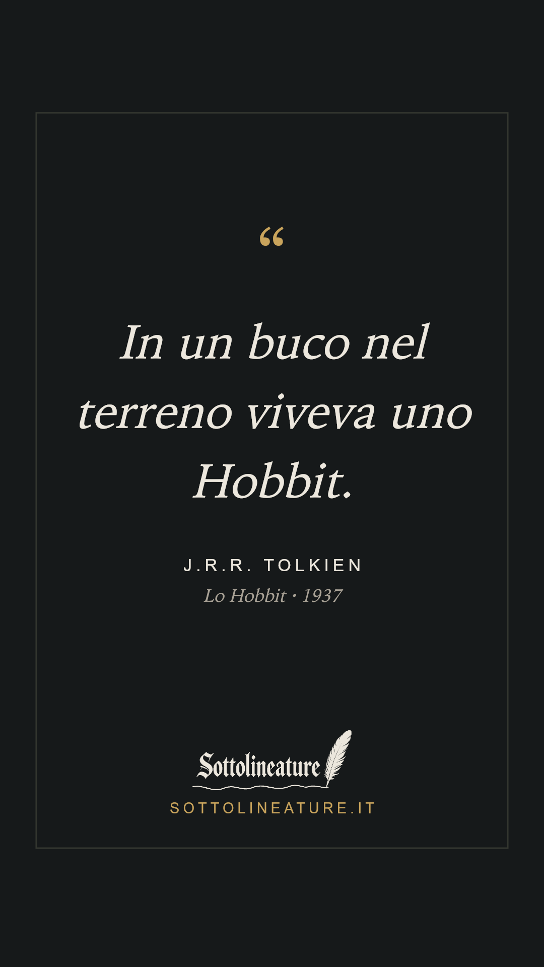 «In un buco nel terreno viveva uno Hobbit.» — J.R.R. Tolkien, Lo Hobbit (1937). Grafica Sottolineature, versione scura.