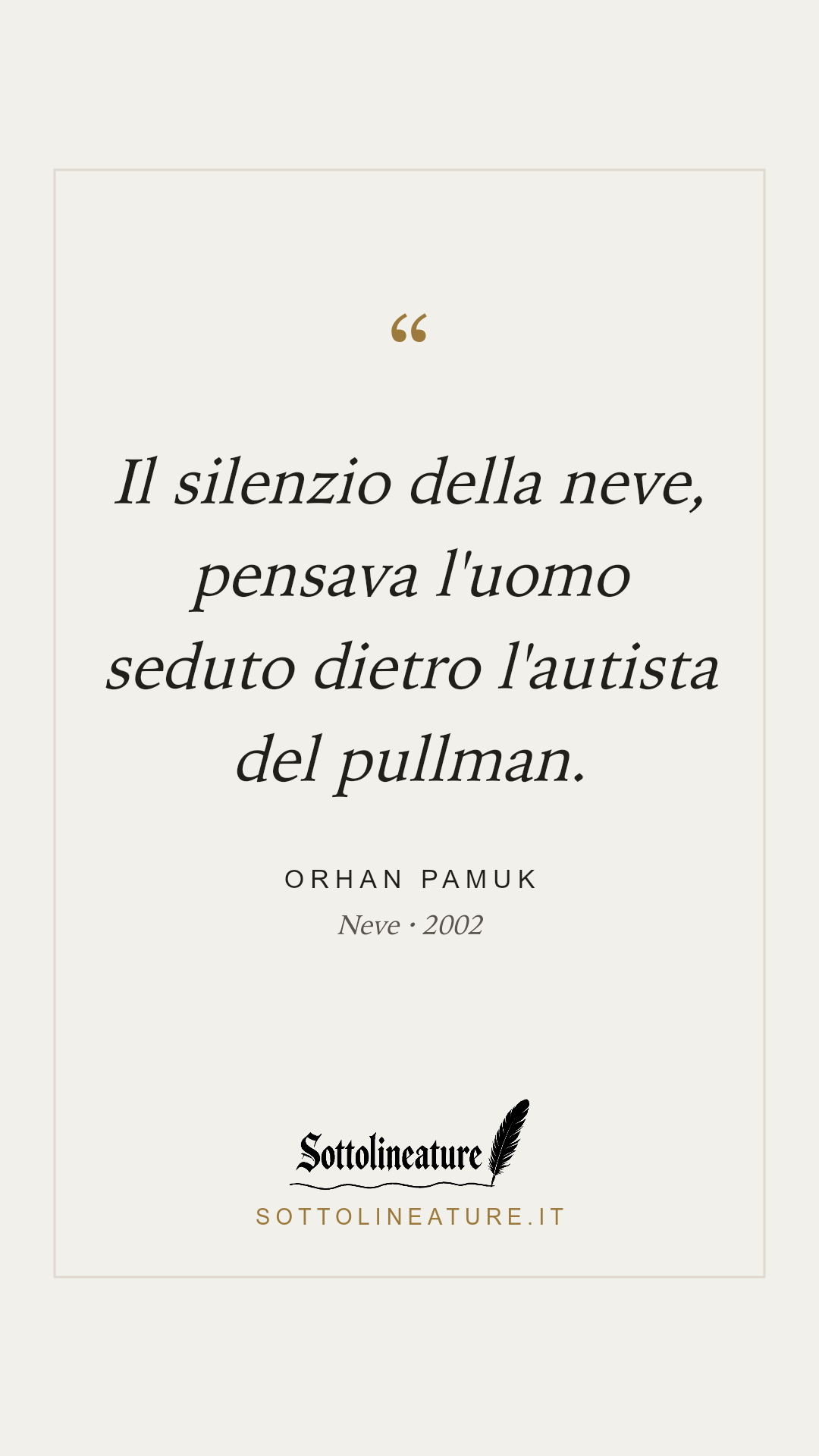 «Il silenzio della neve, pensava l'uomo seduto dietro l'autista del pullman.» — Orhan Pamuk, Neve (2002). Grafica Sottolineature, versione chiara.