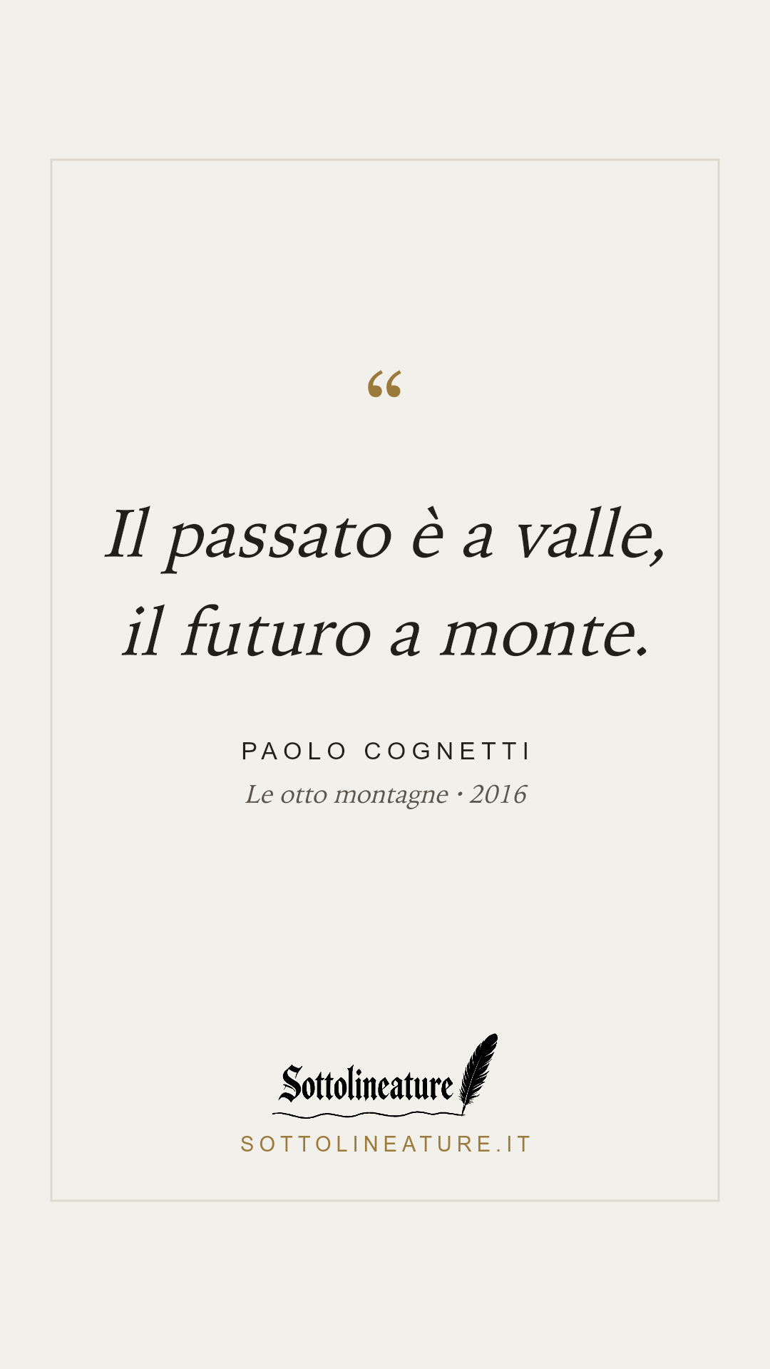 «Il passato è a valle, il futuro a monte.» — Paolo Cognetti, Le otto montagne (2016). Grafica Sottolineature, versione chiara.