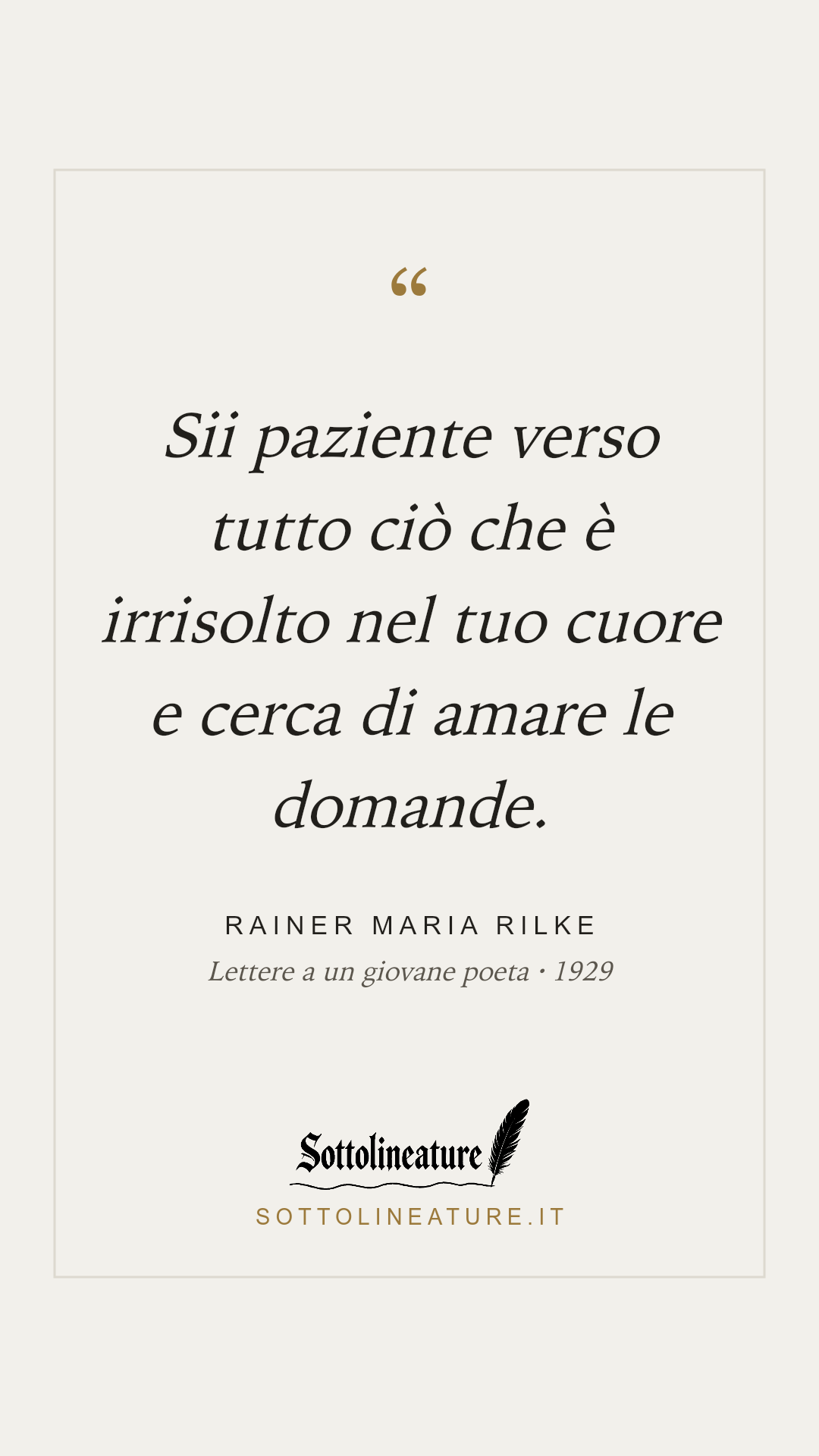 «Sii paziente verso tutto ciò che è irrisolto nel tuo cuore e cerca di amare le domande.» — Rainer Maria Rilke, Lettere a un giovane poeta (1929). Grafica Sottolineature, versione chiara.
