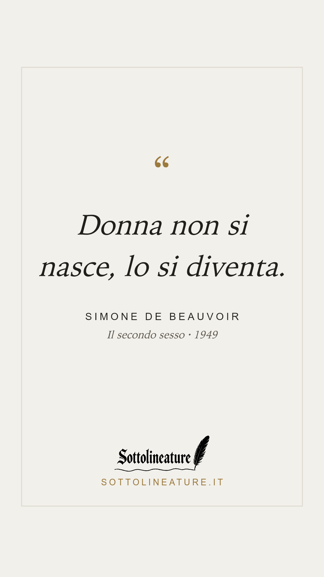 «Donna non si nasce, lo si diventa.» — Simone de Beauvoir, Il secondo sesso (1949). Grafica Sottolineature, versione chiara.