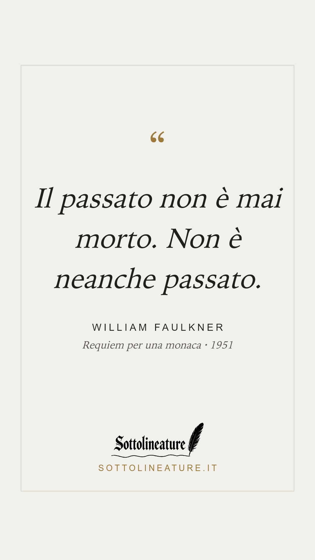 «Il passato non è mai morto. Non è neanche passato.» — William Faulkner, Requiem per una monaca (1951). Grafica Sottolineature, versione chiara.